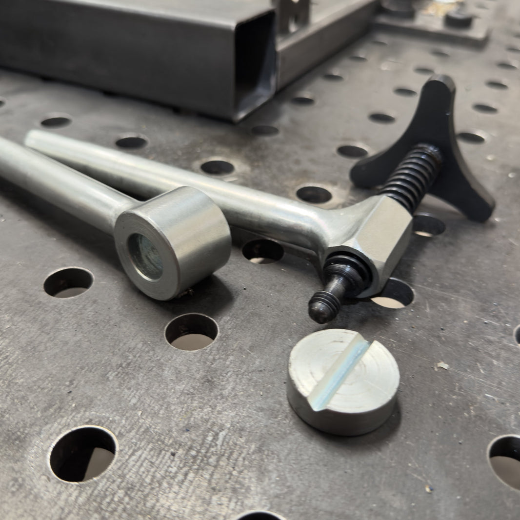 Prensa tipo F AcuWeld | Sujeción Modular para Mesas de Soldadura